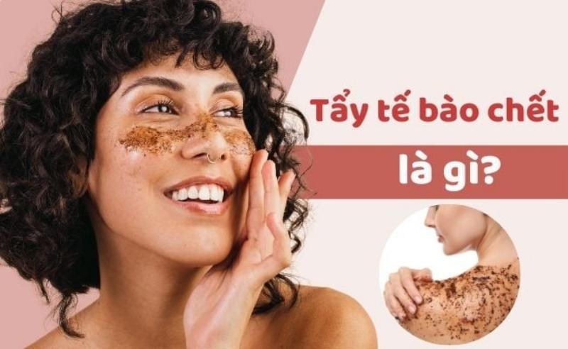 Người mẫu thực hiện massage nhẹ nhàng với tẩy da chết vật lý trên vùng chân hoặc tay